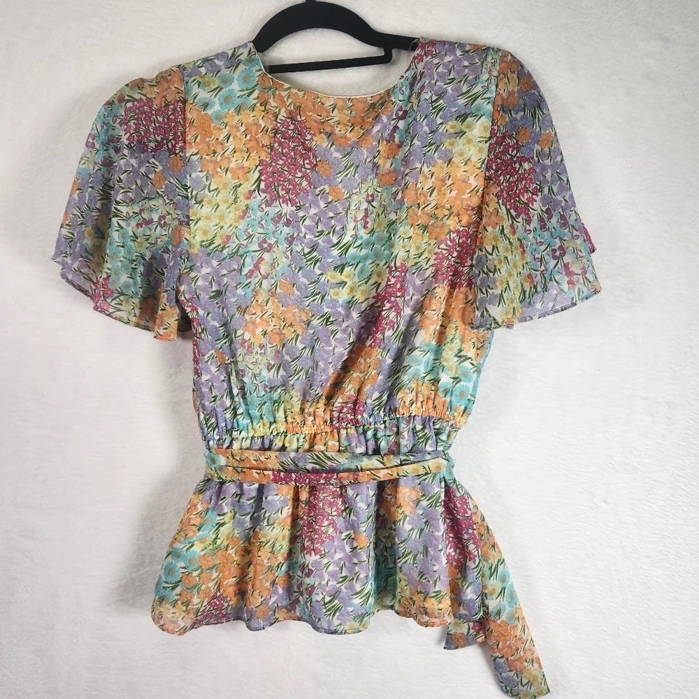 SO short sleeve V-neck floral spring top with flutter sleeves & peplum hem Small